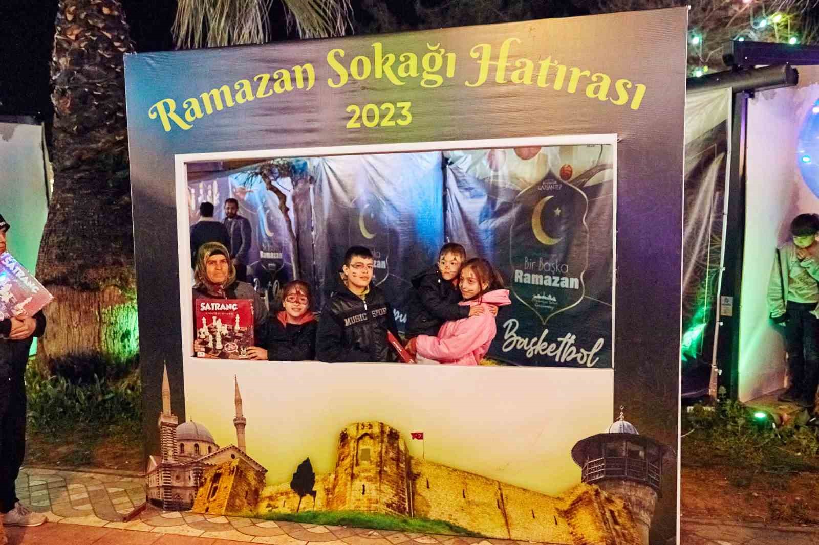 GAZİANTEP BÜYÜKŞEHİR BELEDİYESİ’NİN MASAL PARKI’NDA KURDUĞU “RAMAZAN SOKAĞI” ETKİNLİK ALANIYLA