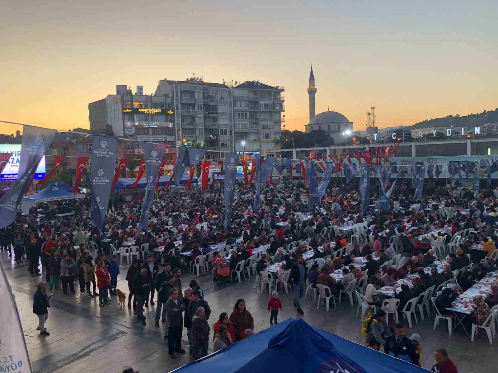 BÜYÜKŞEHİR’İN İFTAR SOFRALARINDA VATANDAŞLAR BULUŞMAYA DEVAM EDİYOR