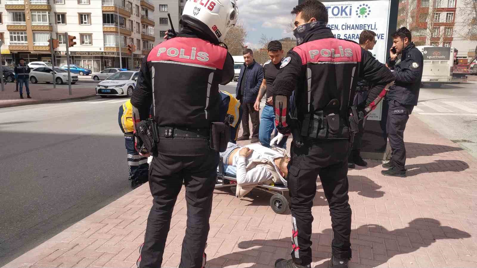 KONYA’DA CADDE ÜZERİNDE YÜRÜYEN KİŞİ, 2 KİŞİNİN SİLAHLI SALDIRISINA UĞRADI.