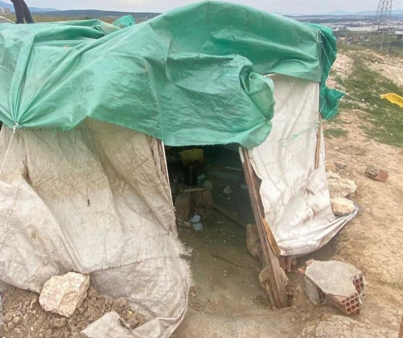 İZMİR'İN KARABAĞLAR İLÇESİNDE DAĞLIK ALANA ÇADIR KURUP BURADA UYUŞTURUCU MADDE