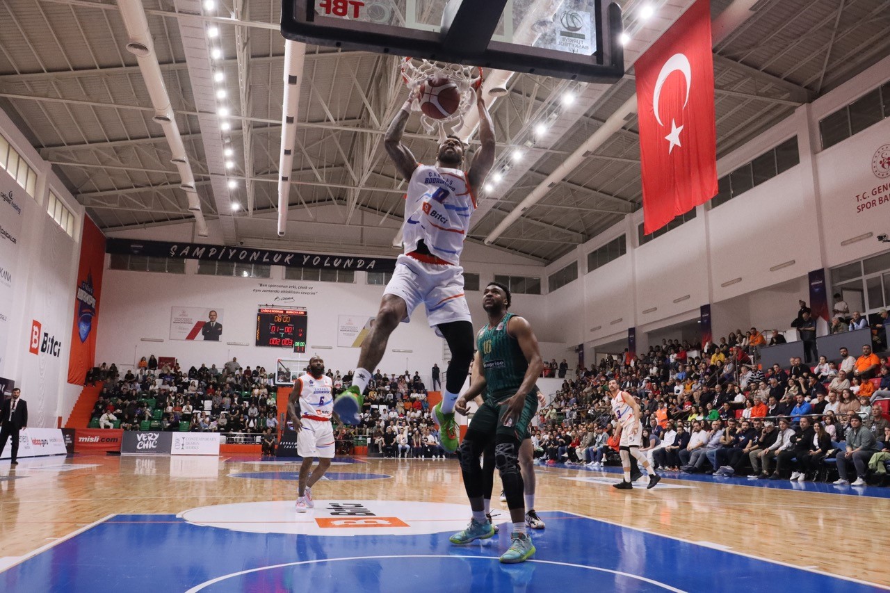 ÖZGÜR ADIGÜZEL MİSLİ.COM TÜRKİYE BASKETBOL LİGİ’NDE MÜCADELE VEREN BODRUM’UN TAKIMI