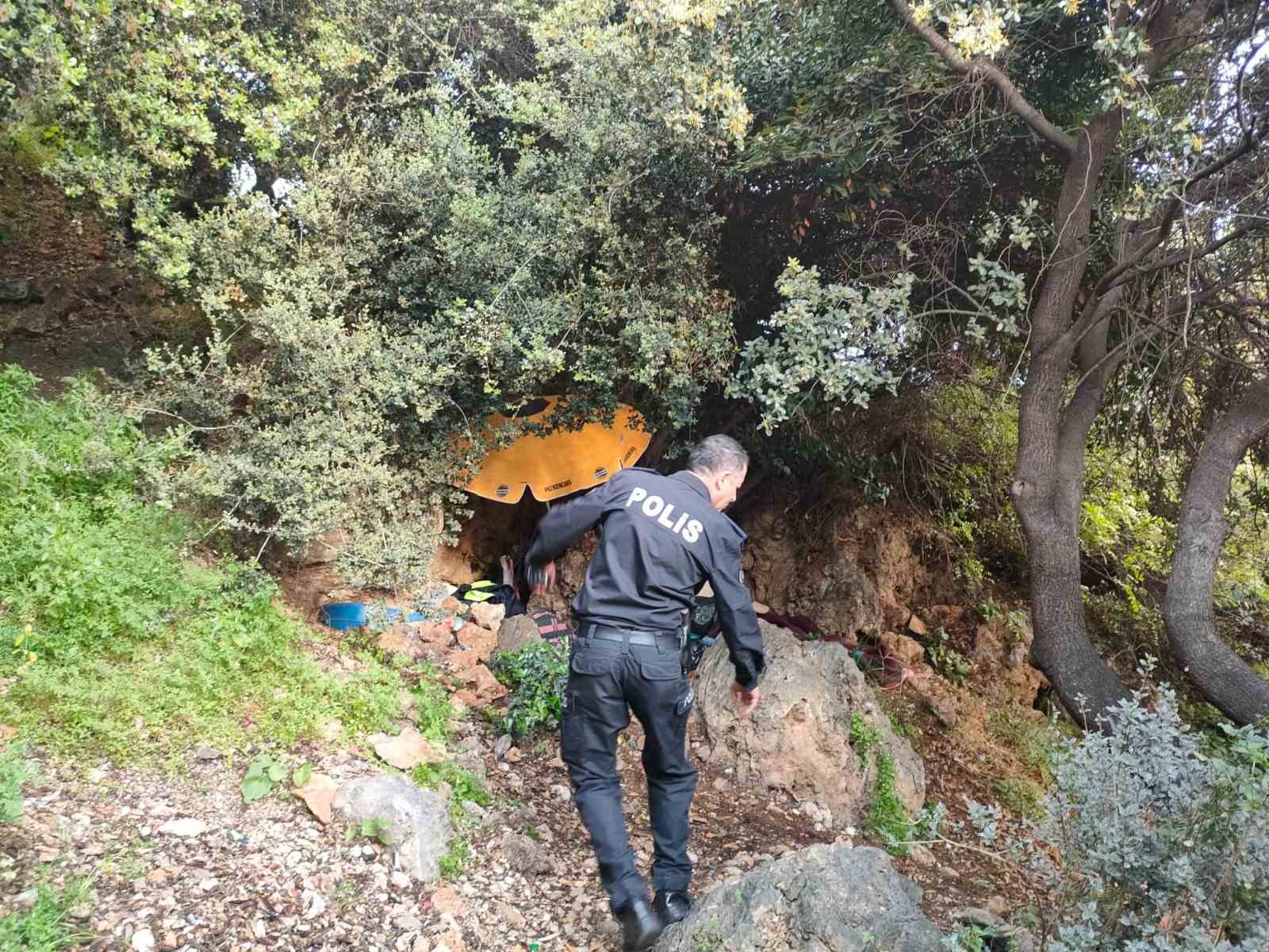 ANTALYA’DA BİMEKAN ŞAHSIN ÇALILAR ARASINDA CANSIZ BEDENİ BULUNDU.