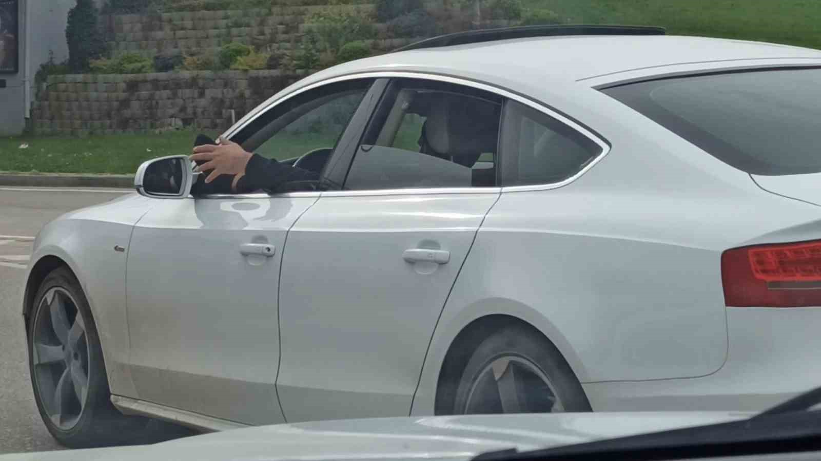 BURSA’DA AYAĞINI CAMDAN ÇIKARAN SÜRÜCÜ, TEK ELİYLE TUTTUĞU DİREKSİYONLA TRAFİĞİ