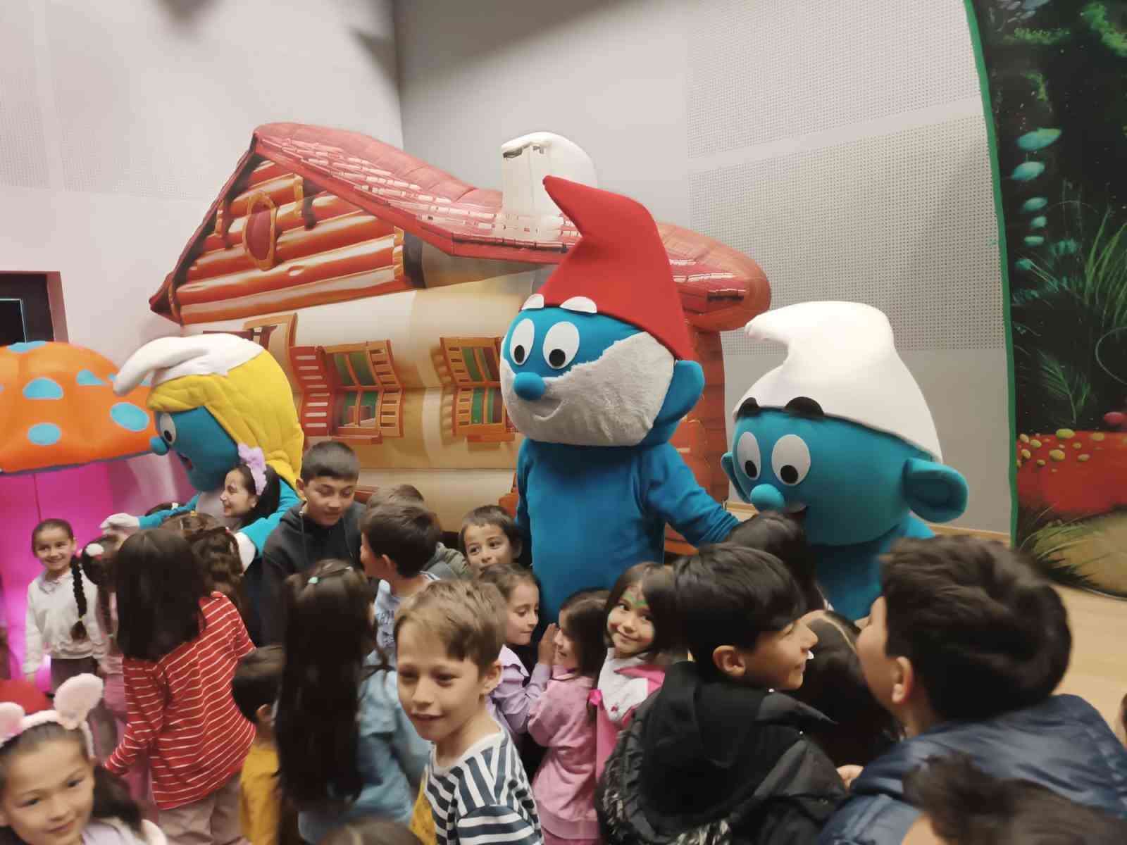DENİZLİ’NİN ÇAMELİ İLÇESİNDE 3 SEANSTA GÖSTERİMİ YAPILAN 'ŞİRİNLER' OYUNUNU HEYECANLA