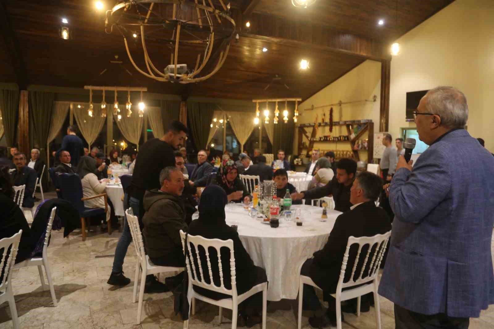 ÇAMELİ BELEDİYESİNİN DÜZENLEDİĞİ GÖNÜL SOFRASININ KONUKLARI İLÇE MERKEZİNDE GÖREV YAPAN