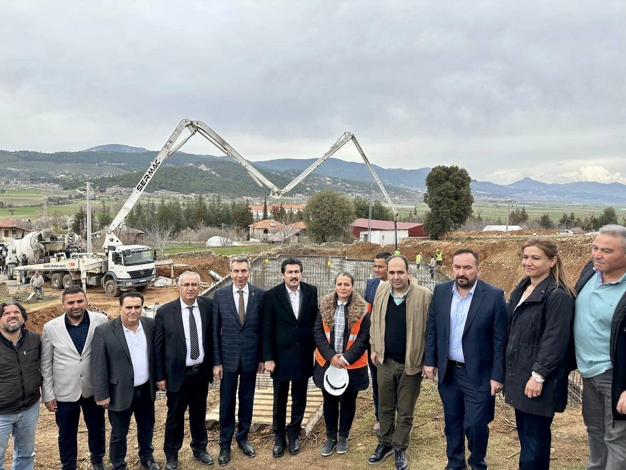 DENİZLİ’NİN ÇAMELİ İLÇESİNDE TOKİ KONUTLARI TEMEL ATMA TÖRENİ VATANDAŞLARIN YOĞUN