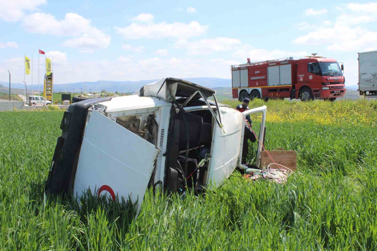 OTOMOBİL TARLAYA UÇTU, 3 KİŞİ YARALANDI