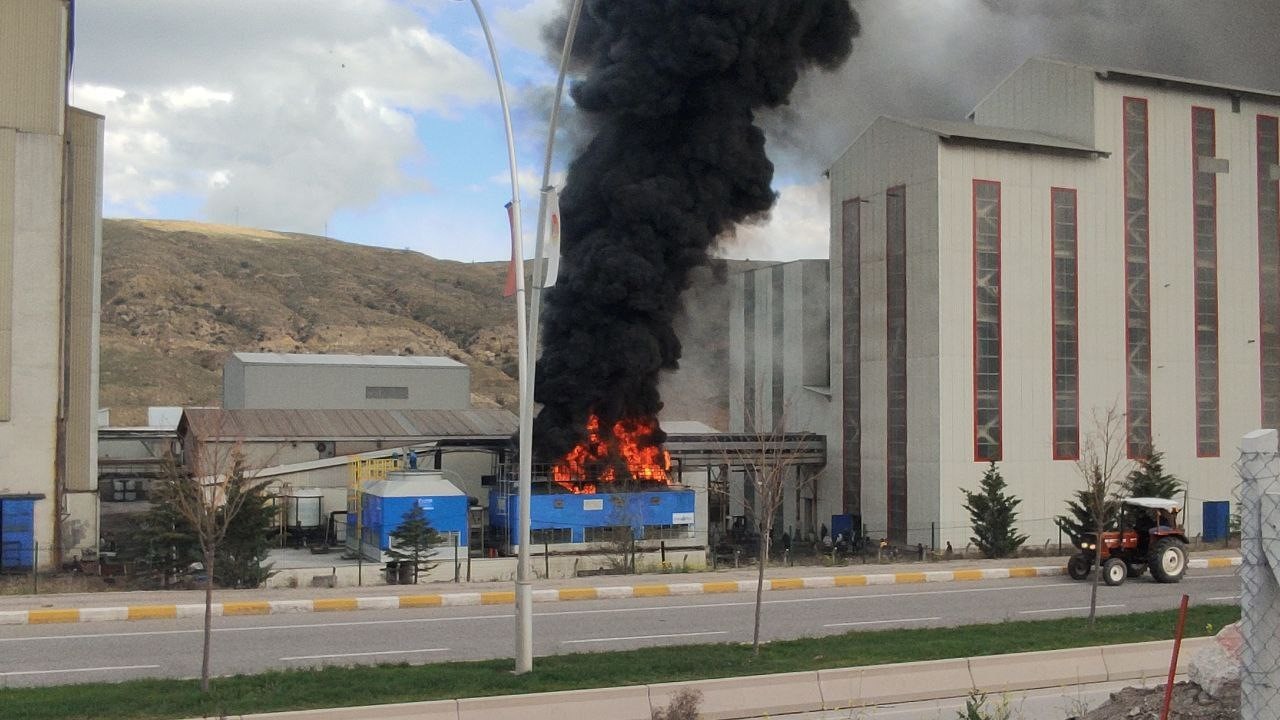 ÇANKIRI’DA BİR TUZ FABRİKASINDA ÇIKAN YANGINDA GÖKYÜZÜ SİYAH DUMANLARLA KAPLANDI.