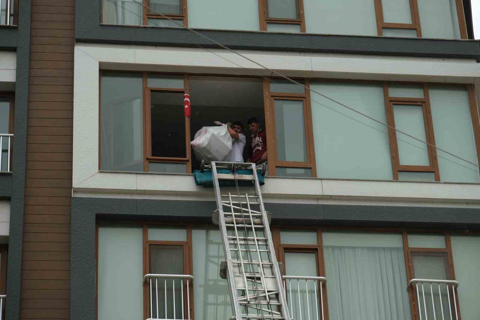 CANLARINI RİSKE ATIP AĞIR HASARLI BİNALARDAN EŞYA ÇIKARIYORLAR