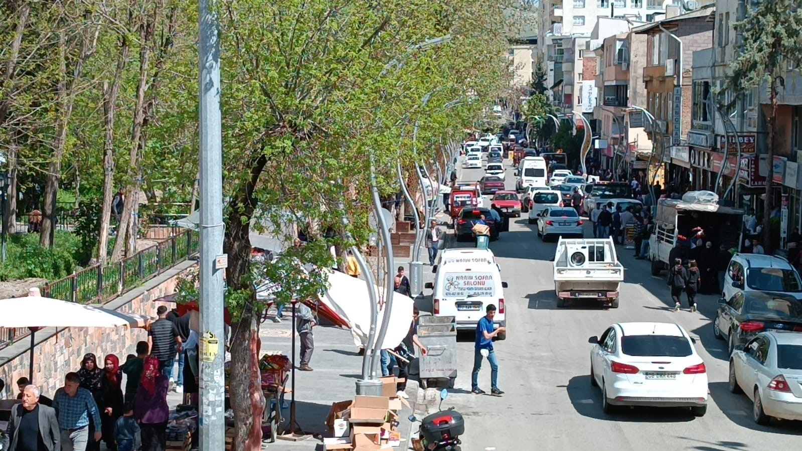 DİYARBAKIR'IN SİLVAN İLÇESİNDE ÇARŞI VE PAZARDA BAYRAM HAREKETLİLİĞİ BAŞLADI.