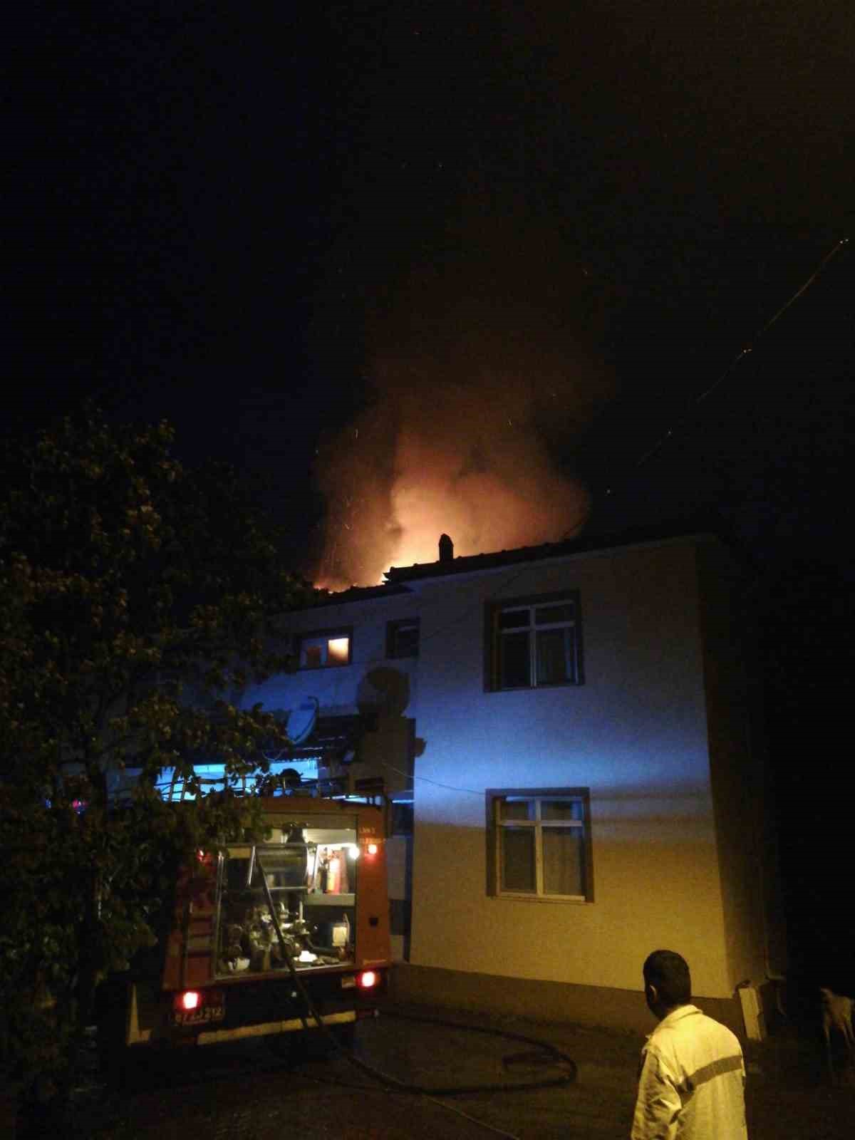 ZONGULDAK’IN ÇAYCUMA İLÇESİNDE SABAH SAATLERİNDE HAVANIN GÖK GÜRÜLTÜLÜ VE ŞİDDETLİ