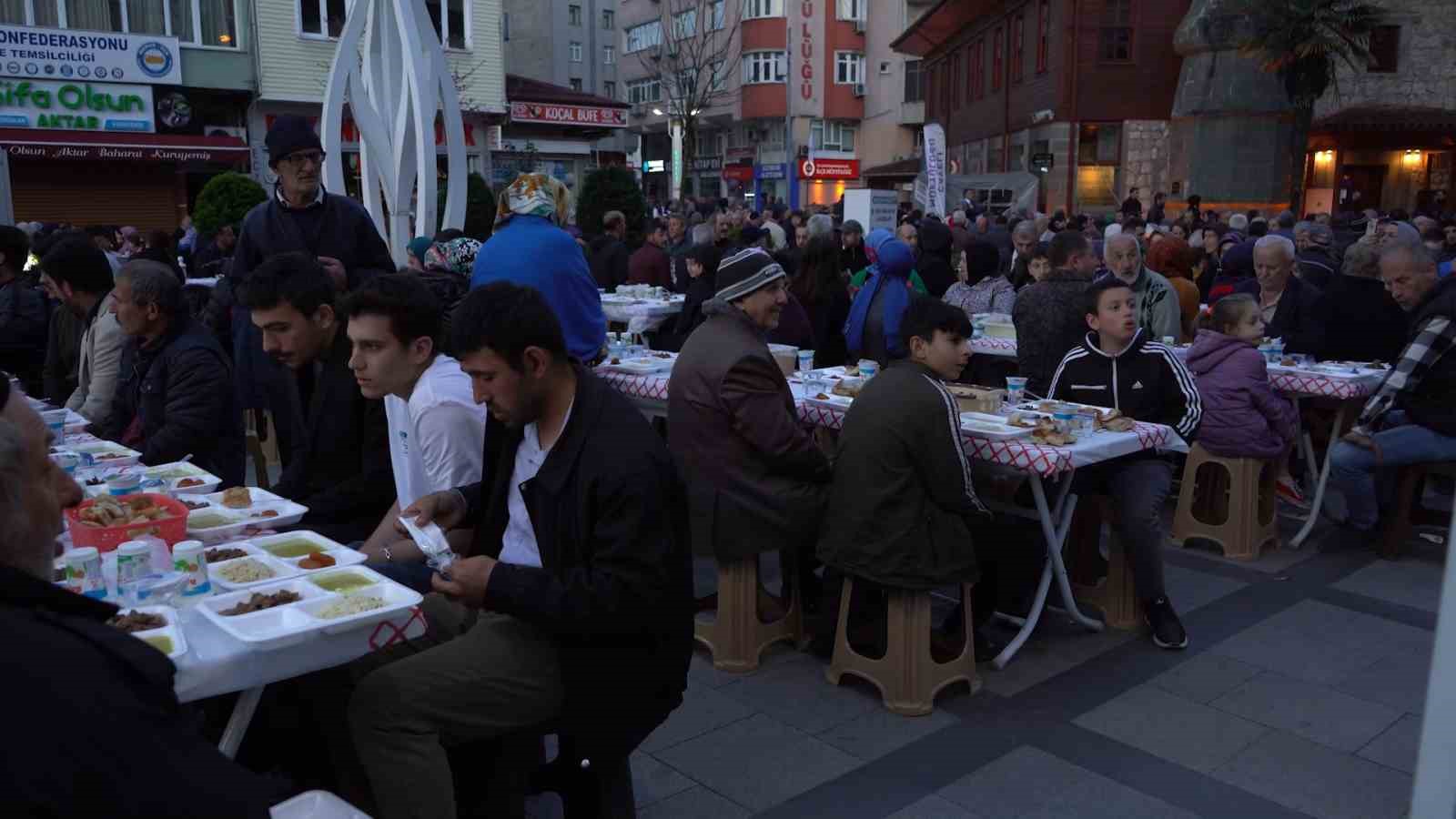 RİZE’NİN ÇAYELİ İLÇESİNDE 15 YILDIR YAPILAN İFTAR PROGRAMI BU YILDA