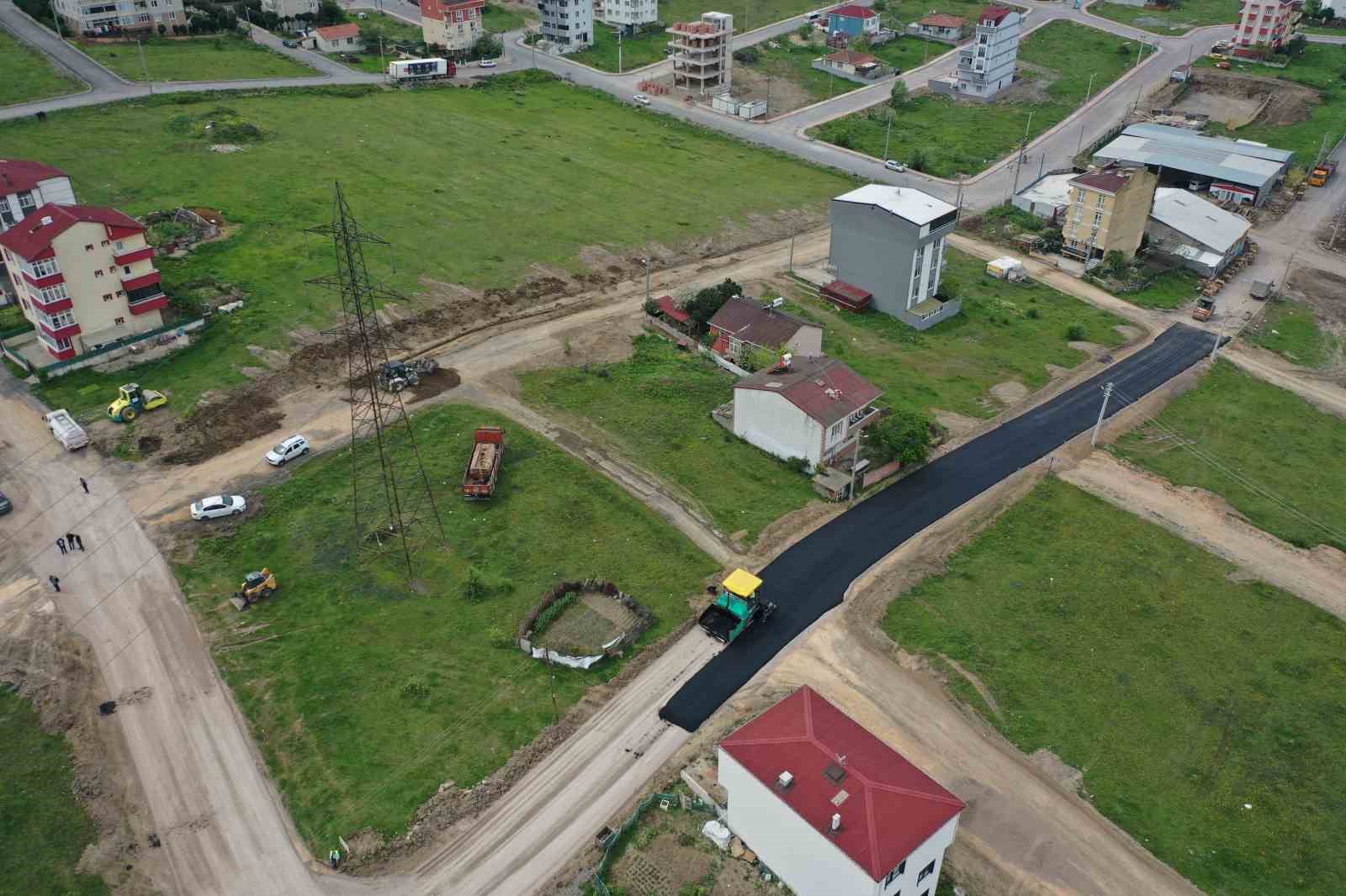 ÇAYIROVA BELEDİYESİ FEN İŞLERİ MÜDÜRLÜĞÜ EKİPLERİ AKSE MAHALLESİ'NDE ASFALT ÇALIŞMASI