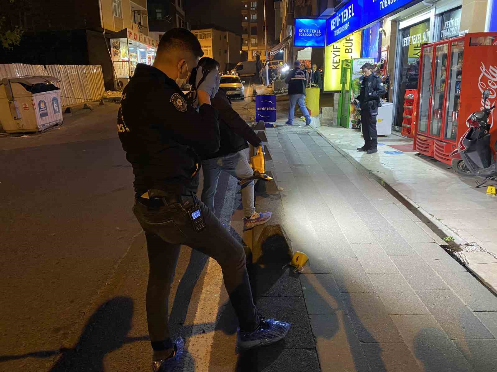 ÇEKMEKÖY’DE OTOMOBİL İÇERİSİNDE BULUNAN İKİ KİŞİ, TEKEL DÜKKANINDAN ÇIKMASINI BEKLEDİKLERİ