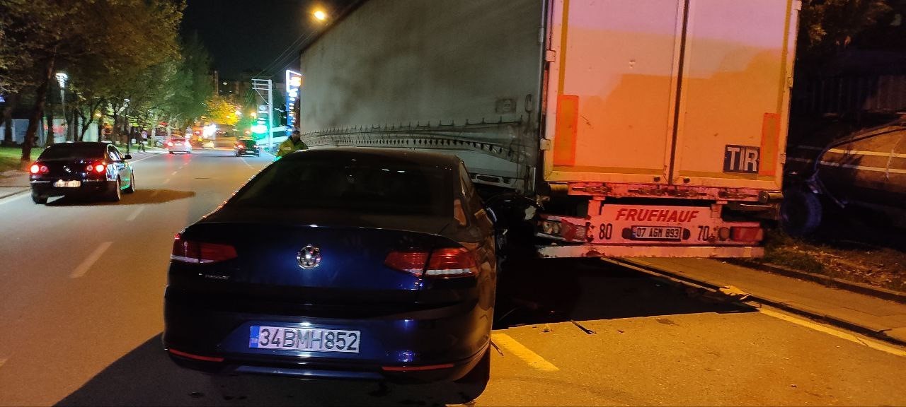 KOCAELİ’NİN GEBZE İLÇESİNDE OTOMOBİL SÜRÜCÜSÜ, ÇALAN CEP TELEFONUNU AÇMAK İSTERKEN