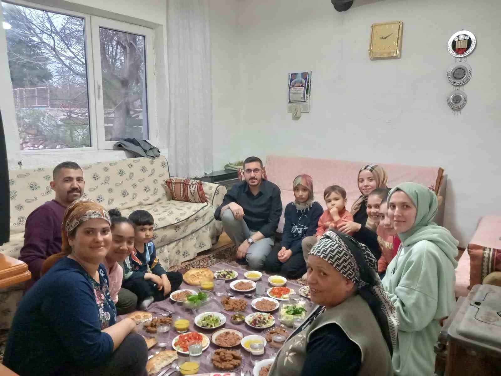 OKULLARDA DÜZENLENEN İFTAR PROGRAMLARINA KURUM YÖNETİCİLERİ, PROJE KOORDİNATÖRLERİ, ÖĞRETMENLER, DEPREMZEDE