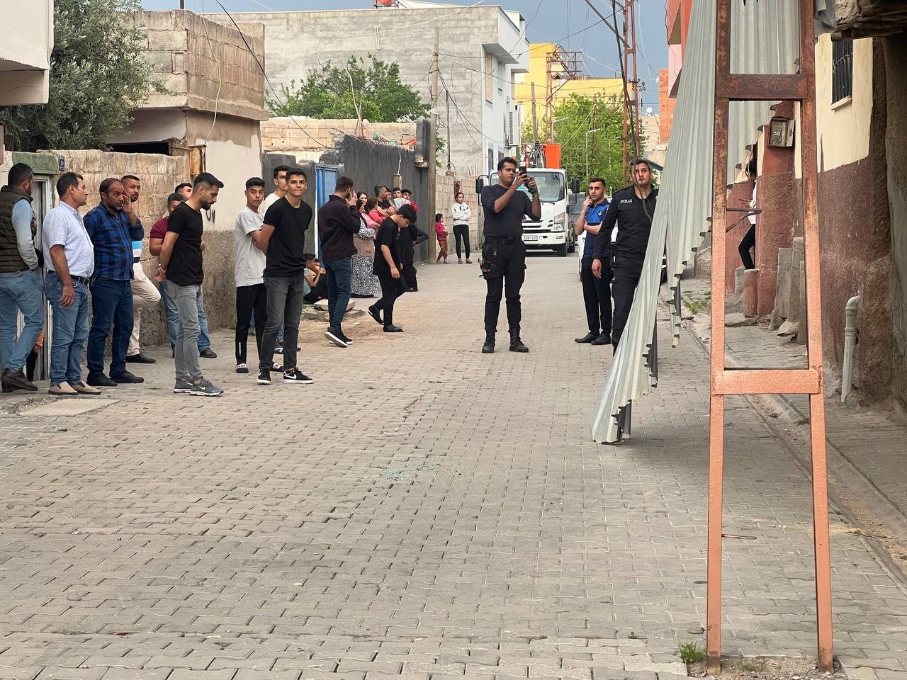 ŞANLIURFA’NIN CEYLANPINAR İLÇESİNDE ETKİLİ OLAN ŞİDDETLİ RÜZGAR ÇATILARI UÇURDU, HAYATI
