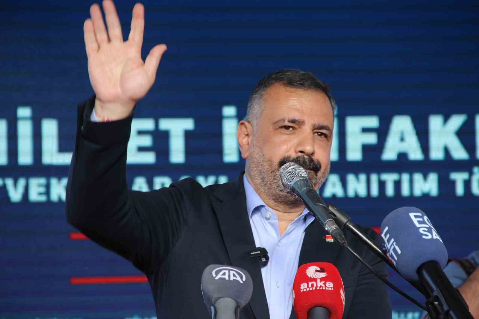 KÜRSÜYE ÇIKARAK KONUŞMA YAPAN CHP İZMİR İL BAŞKANI ŞENOL ASLANOĞLU,