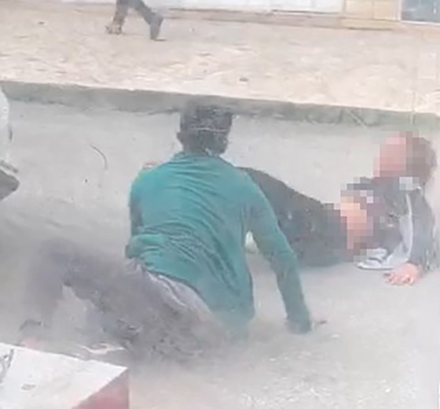 ANTALYA’DA SOKAK ORTASINDA KAVGA EDEN ÇİFT ÇEVREDEKİ VATANDAŞLAR TARAFINDAN CEP