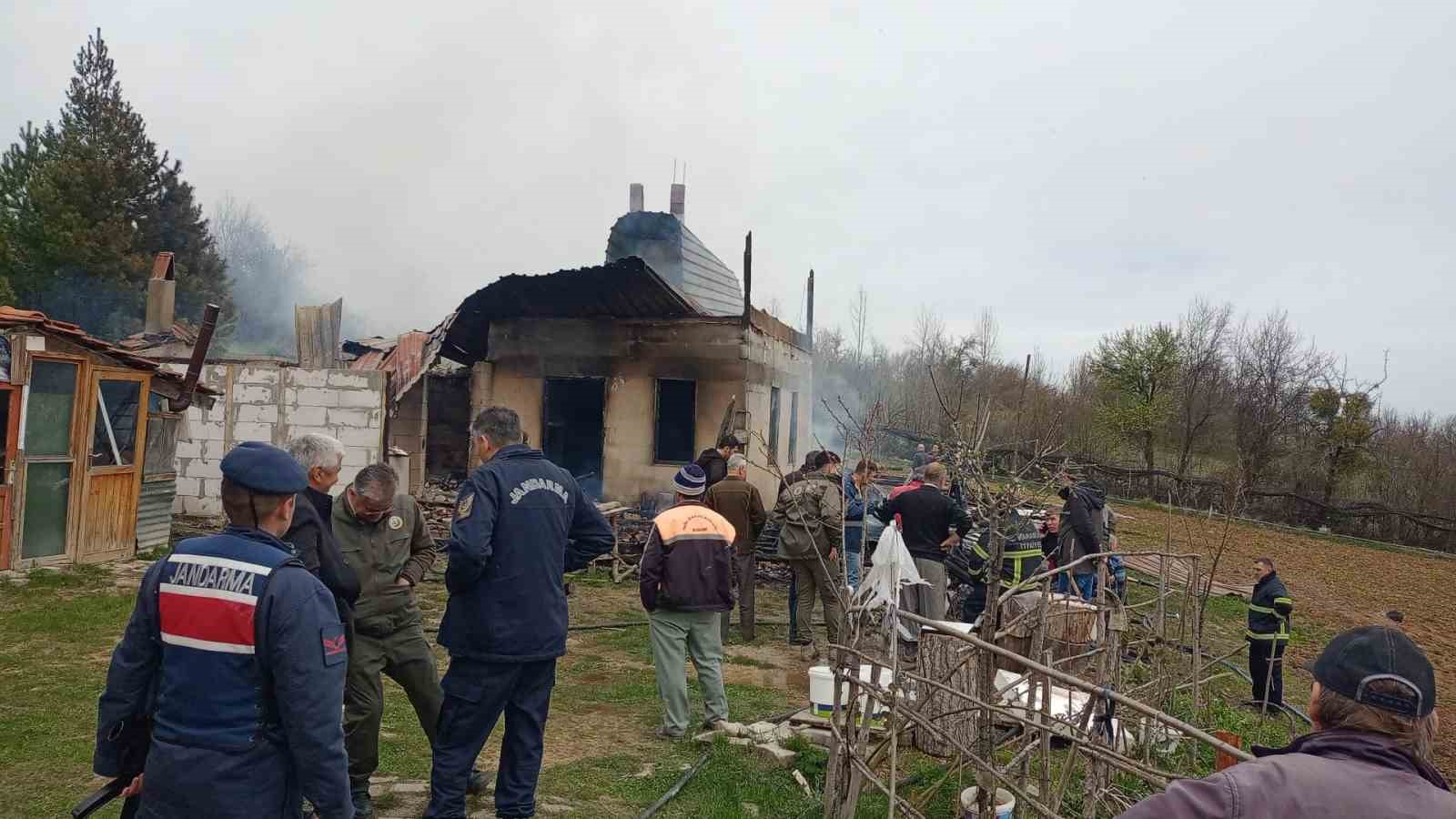 KARABÜK’TE ÇIKAN YANGIN SONUCU TEK KATLI EV YANARAK KULLANILAMAZ HALE