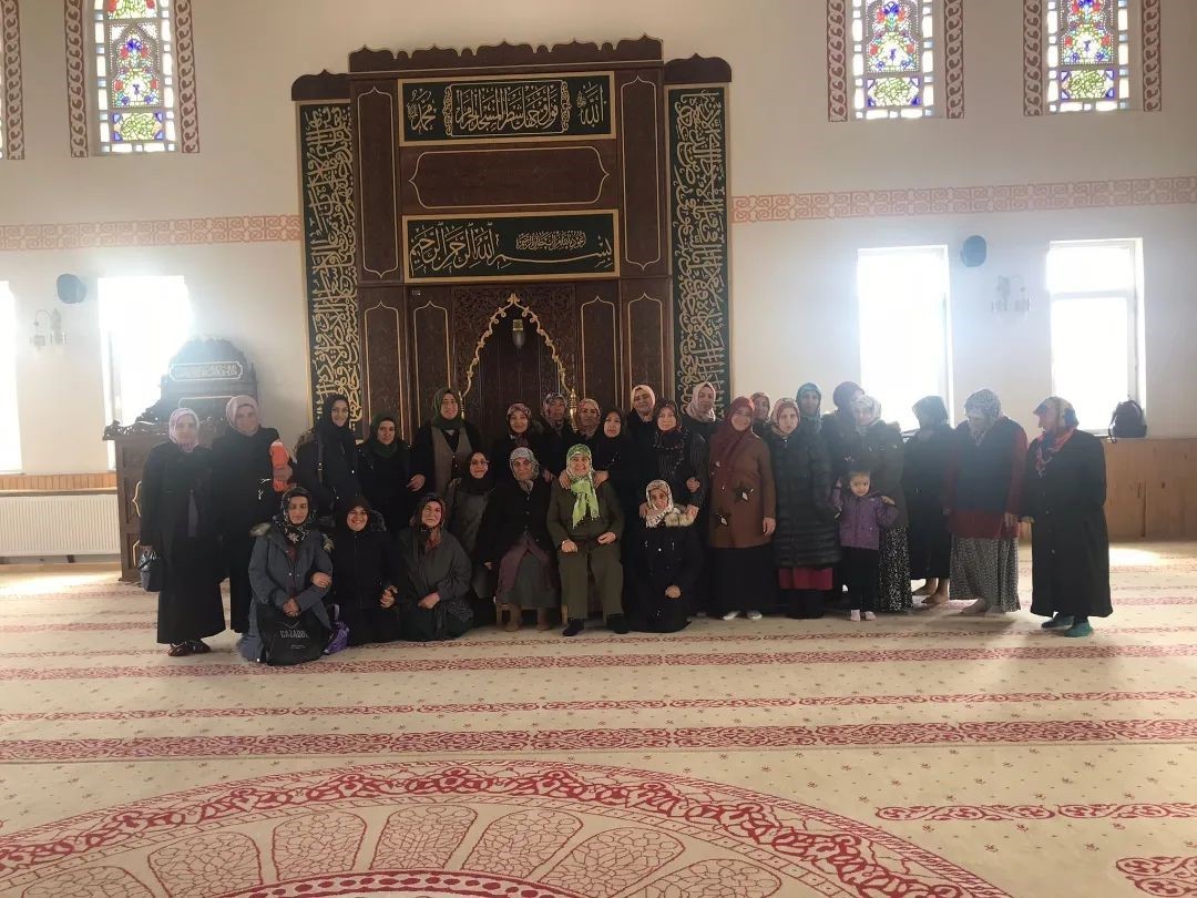 ÇILDIR MÜFTÜLÜĞÜ MERKEZ KURAN KURSU'NDA KUR'ÂN EĞİTİMİ ALAN BAYAN KURSİYERLERLE