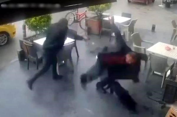 SAMSUN'DA BİR KİŞİNİN, EŞİYLE MESAJLAŞTIĞI GEREKÇESİYLE ARALARINDA HUSUMET BULUNAN AKRABASINI