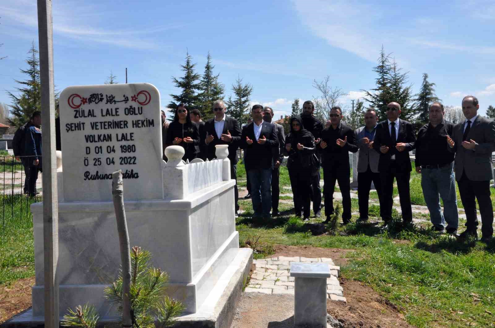 VETERİNER HEKİM VOLKAN LALE, ÖLÜMÜNÜN BİRİNCİ YIL DÖNÜMÜNDE MEZARI BAŞINDA