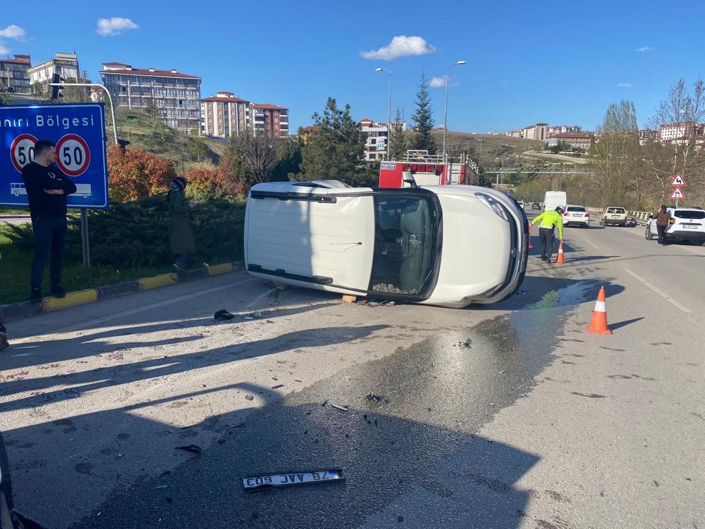 KARABÜK'TE CİPİN ÇARPTIĞI HAFİF TİCARİ ARACIN DEVRİLMESİ SONUCU 2 KİŞİ