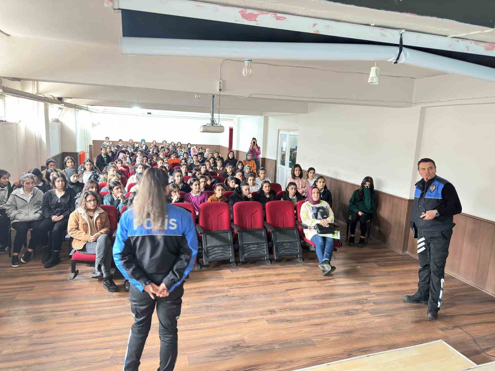 ŞIRNAK'IN CİZRE İLÇE EMNİYET MÜDÜRLÜĞÜ TOPLUM DESTEKLİ POLİSLİK BÜRO AMİRLİĞİ