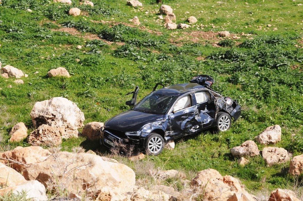 ŞIRNAK’IN CİZRE İLÇESİNDE OTOMOBİLİN ŞARAMPOLE YUVARLANMASI SONUCU YAŞANAN TRAFİK KAZASINDA