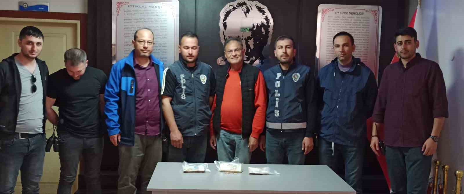 ADIYAMAN'DA ÇOCUĞUNUN EĞİTİMİ İÇİN BİRİKTİRDİĞİ PARA ENKAZ ALTINDA KALDI POLİSLER