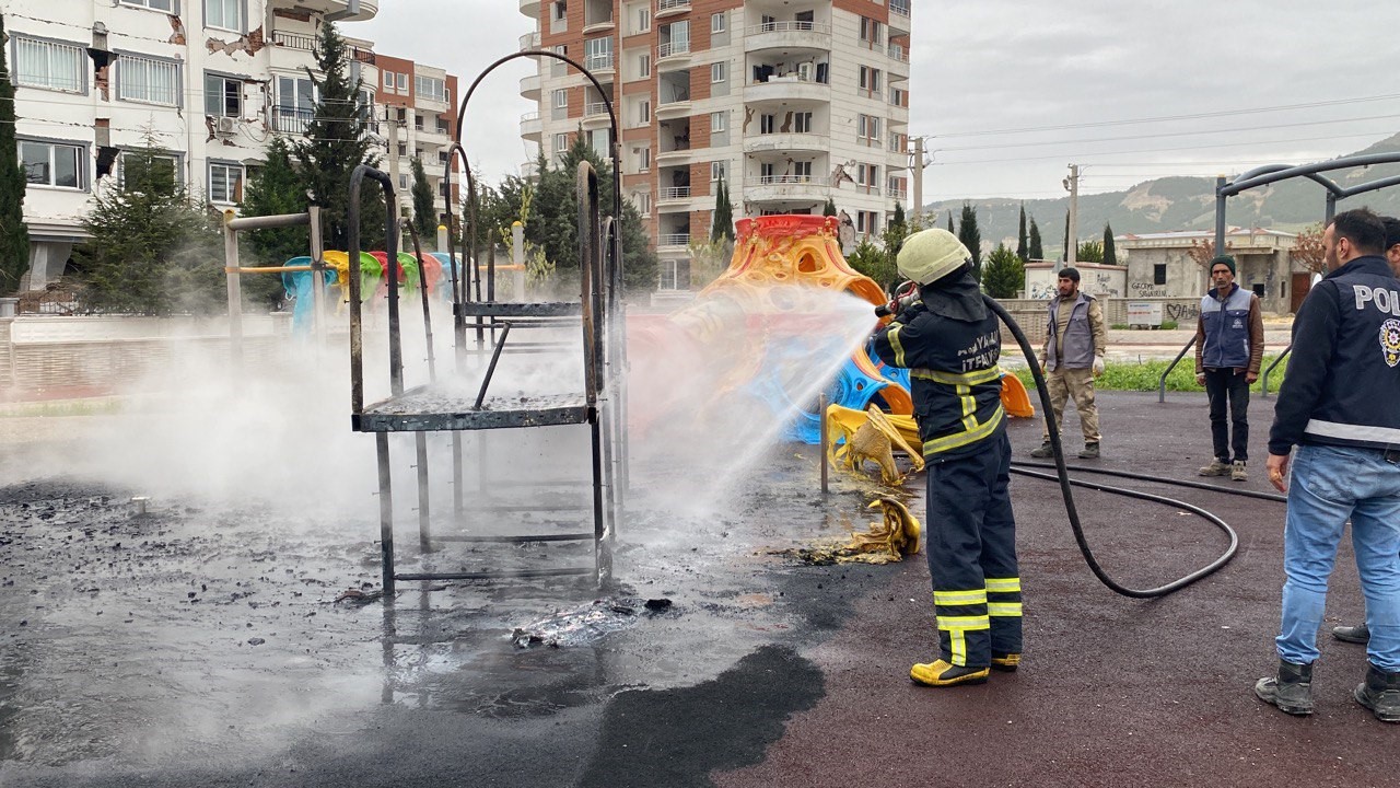 ADIYAMAN’DA, SEMT PARKI İÇERİSİNDE BULUNAN ÇOCUK OYUN ALANINDA ÇIKAN YANGIN