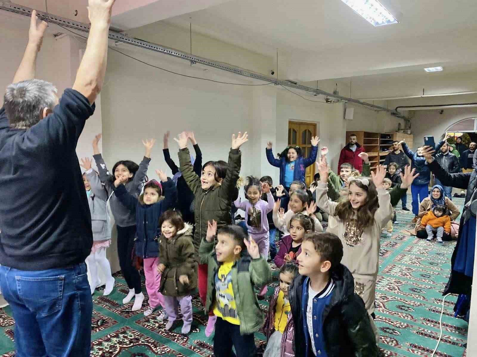 KÖRFEZ'DE ÇOCUKLAR İÇİN HACİVAT VE KARAGÖZ GÖLGE OYUNU ETKİNLİĞİ GERÇEKLEŞTİRİLDİ.