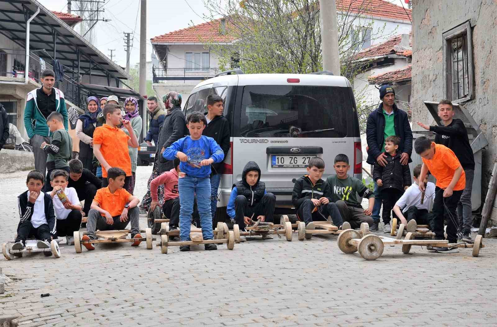SINDIRGI İLÇESİ YÜREĞİL KIRSAL MAHALLESİNDE TAHTA ARABALARLA “ YÖRESEL DİNGİL