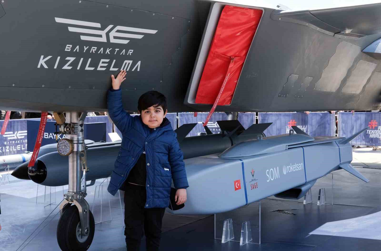 TEKNOFEST’TE SERGİLENEN BAYRAKTAR KIZILELMA’YA DOKUNABİLMEK İÇİN ÇOCUKLAR BİRBİRLERİYLE YARIŞTI. KIZILELMA’YA