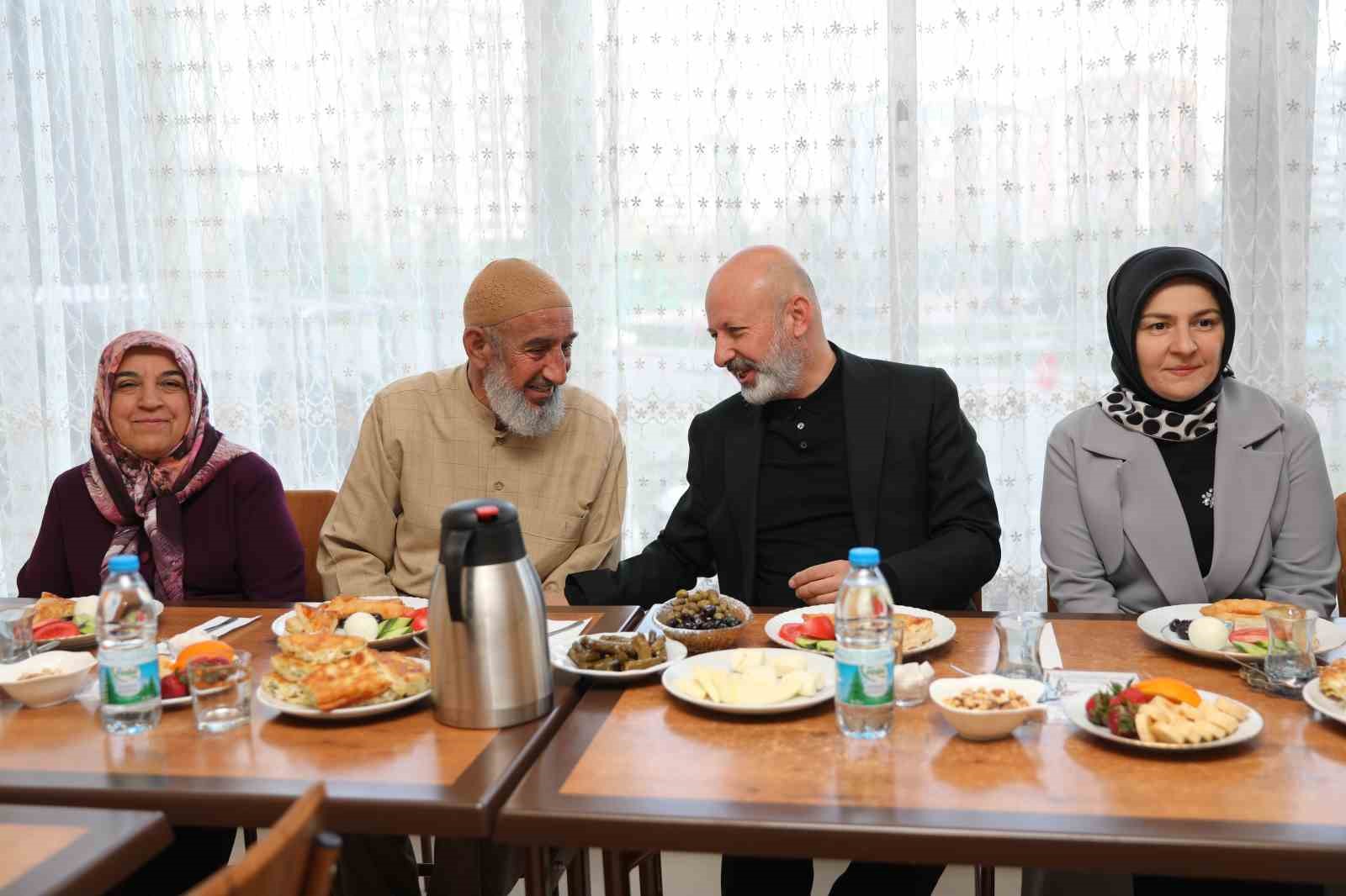 KOCASİNAN BELEDİYE BAŞKANI AHMET ÇOLAKBAYRAKDAR VE EŞİ FATMA ÇOLAKBAYRAKDAR, RAMAZAN