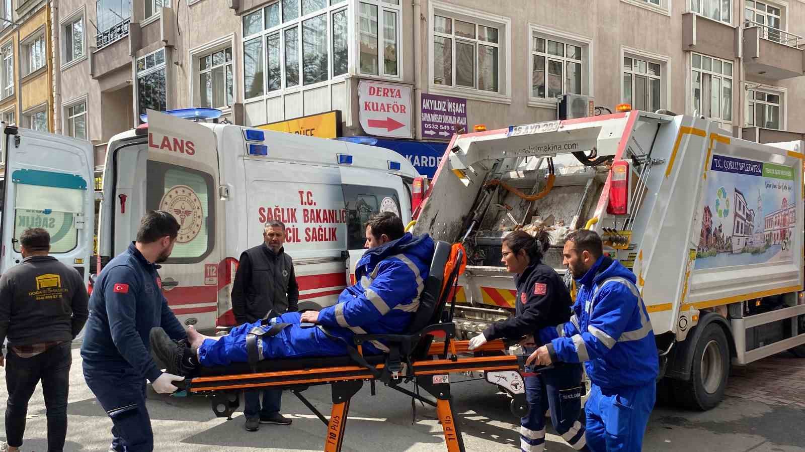 ÇÖP KAMYONU KAZAYA KARIŞTI: BELEDİYE İŞÇİSİ YARALANDI