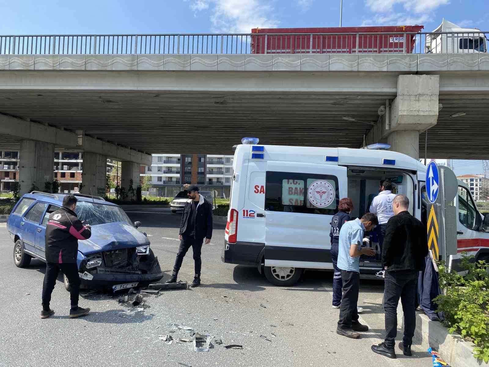 TEKİRDAĞ ÇORLU’DA İKİ OTOMOBİLİN ÇARPIŞTIĞI KAZADA 3 KİŞİ YARALANDI.