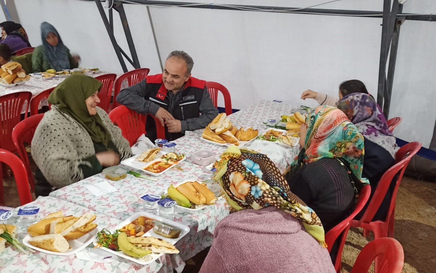 ÇORUM BELEDİYESİ, AFŞİN'DE DEPREMZEDELERİN YANINDA OLMAYA DEVAM EDERKEN RAMAZAN AYINDA