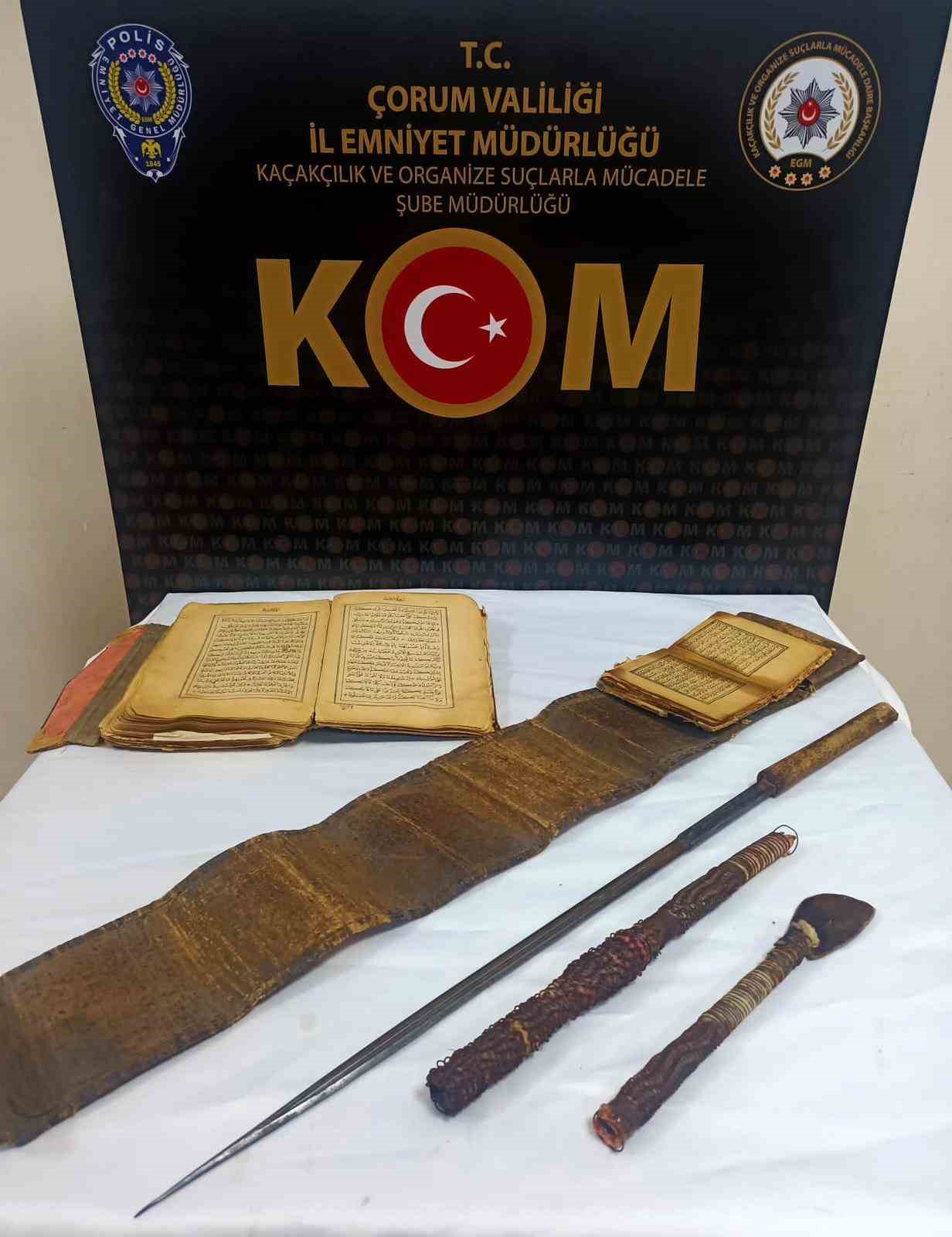 ÇORUM'UN SUNGURLU İLÇESİNDE DÜZENLENEN OPERASYONDAN TARİHİ ESER OLDUĞU DÜŞÜNÜLEN 2