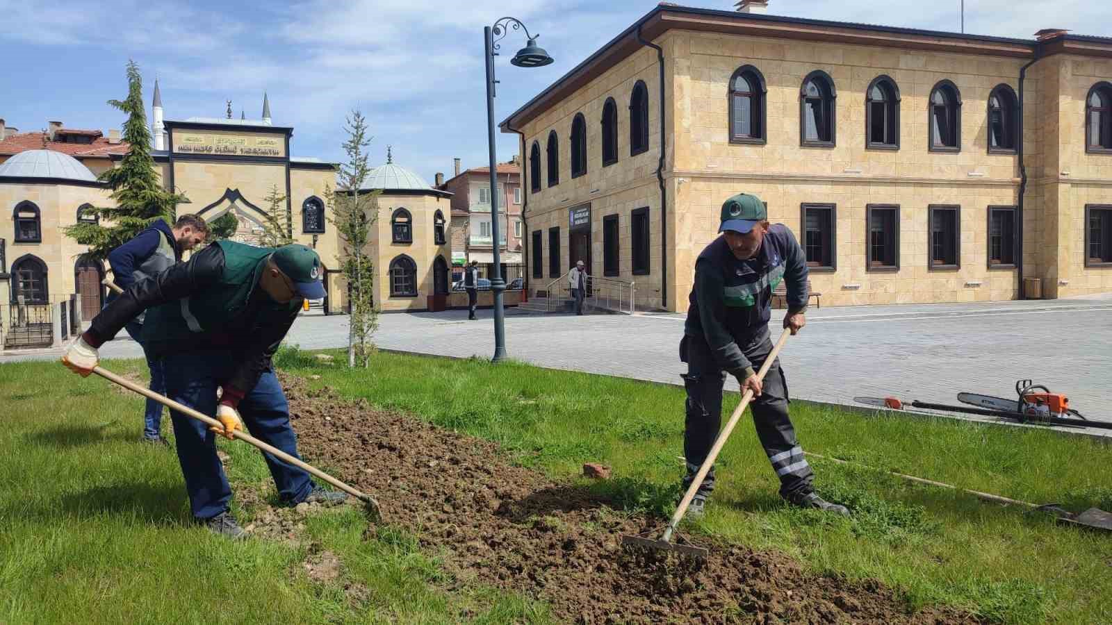 ÇORUM BELEDİYESİ, YAKLAŞAN RAMAZAN BAYRAMI ÖNCESİ MEZARLIKLARI BAYRAM ZİYARETİNE HAZIRLIYOR