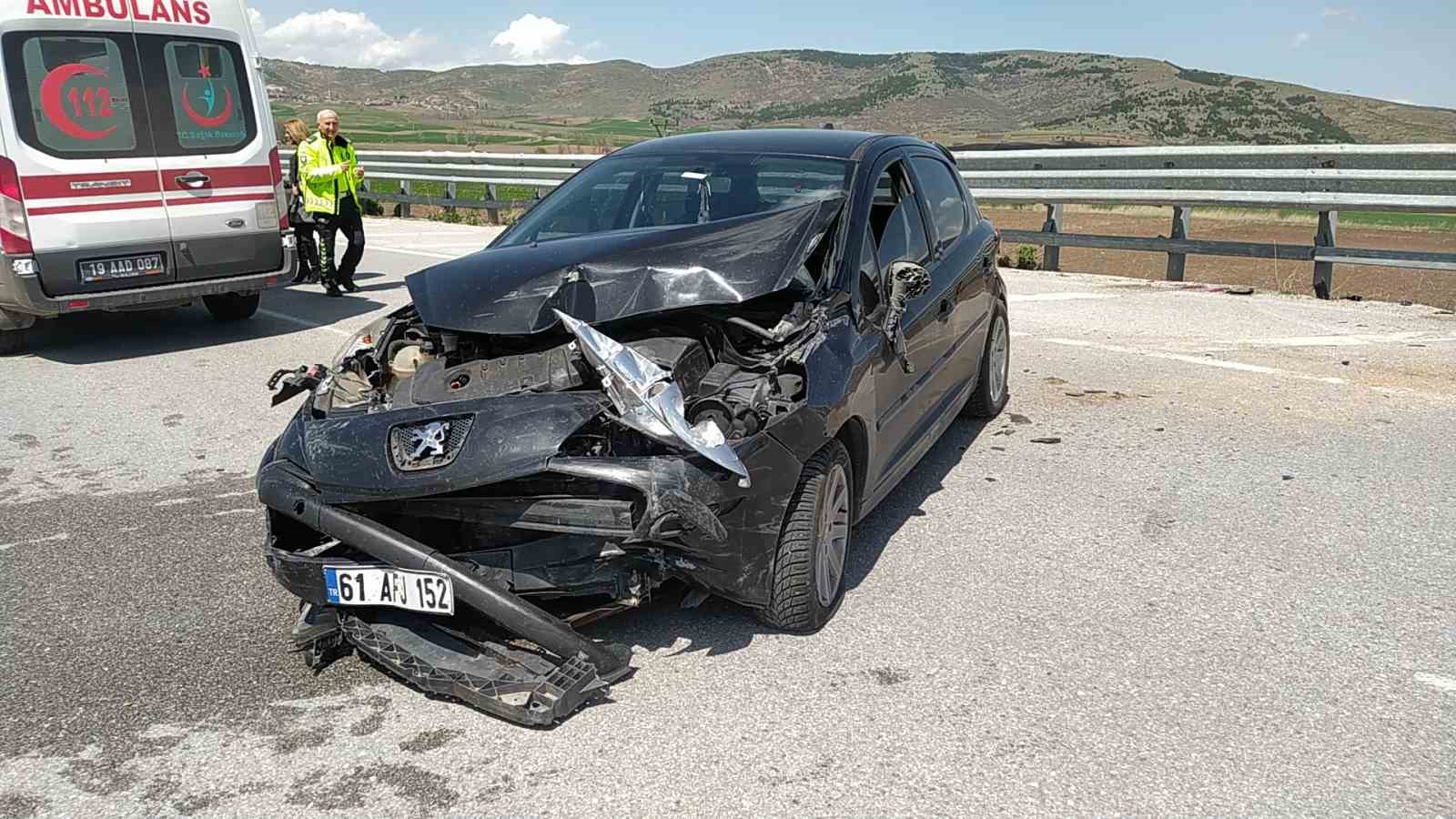 KONTROLDEN ÇIKAN OTOMOBİL'İN BARİYERLERE ÇARPMASI  SONUCU MEYDANA GELEN TRAFİK