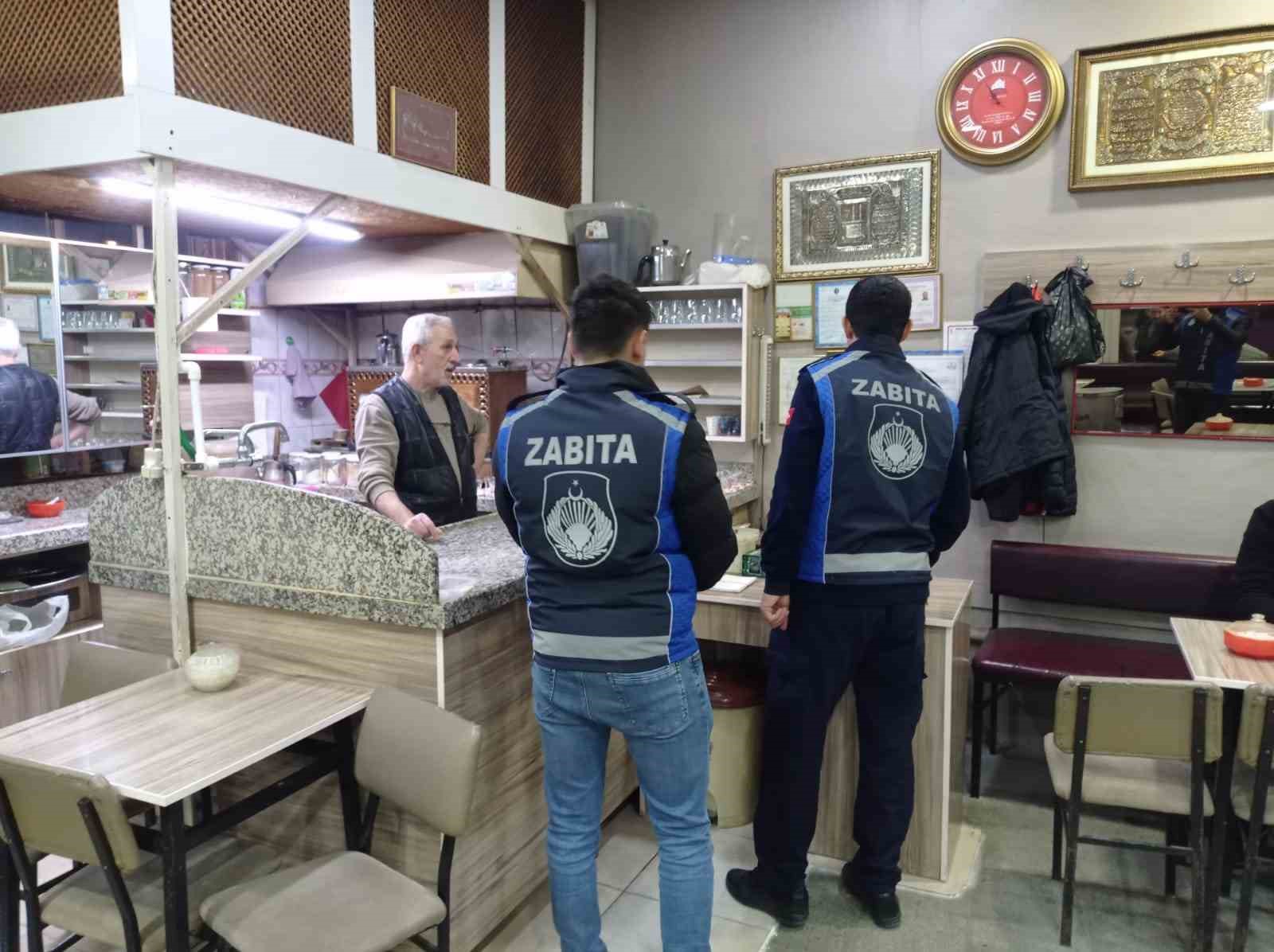 ÇORUM BELEDİYESİ, ŞEHRİN ÇEŞİTLİ BÖLGELERİNDE FAALİYET GÖSTEREN ÇAY OCAKLARINI DENETLEDİ