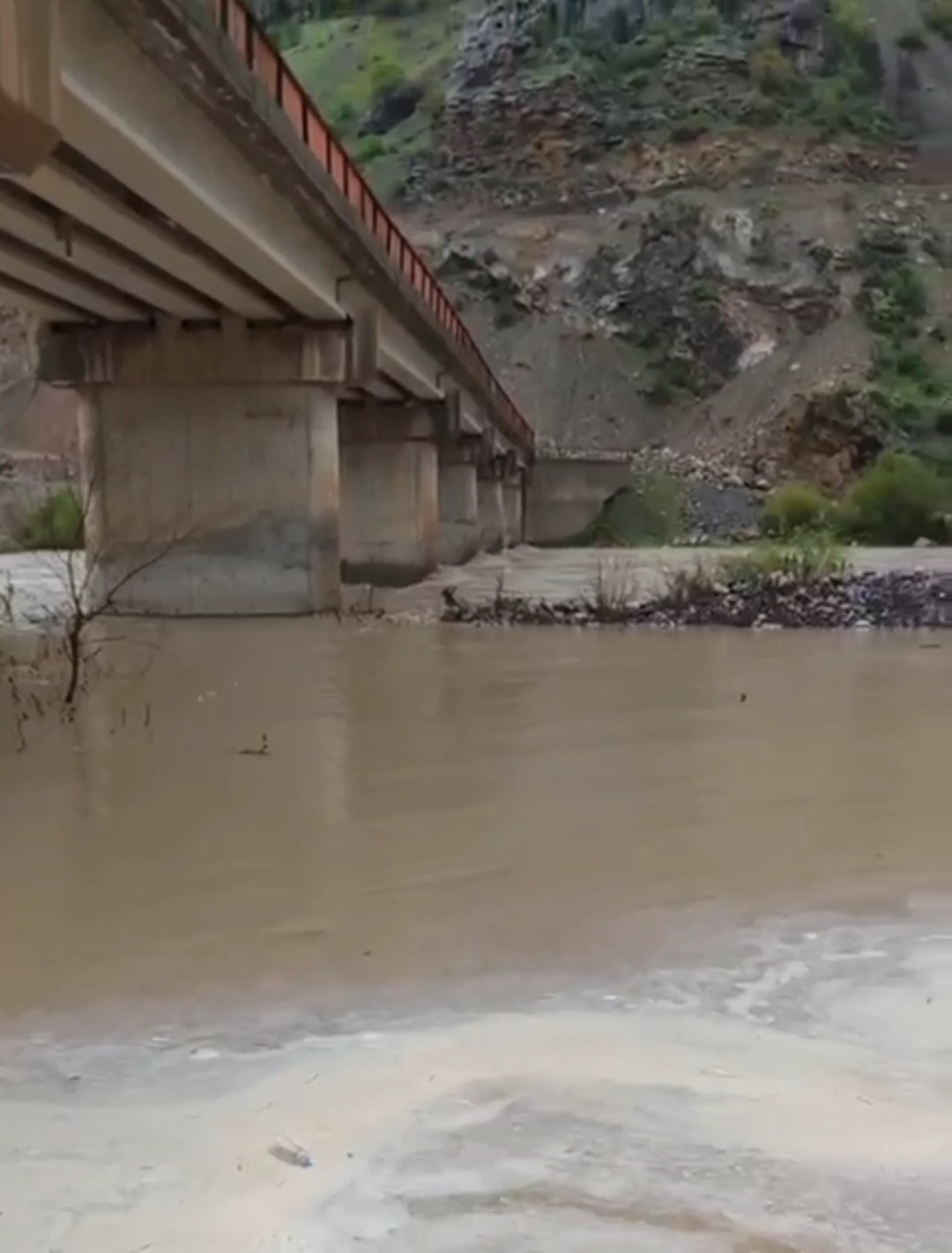 HAKKARİ'NİN ÇUKURCA İLÇESİNDE ETKİLİ OLAN SAĞANAK YAĞIŞLARDAN DOLAYI TOPRAK VE