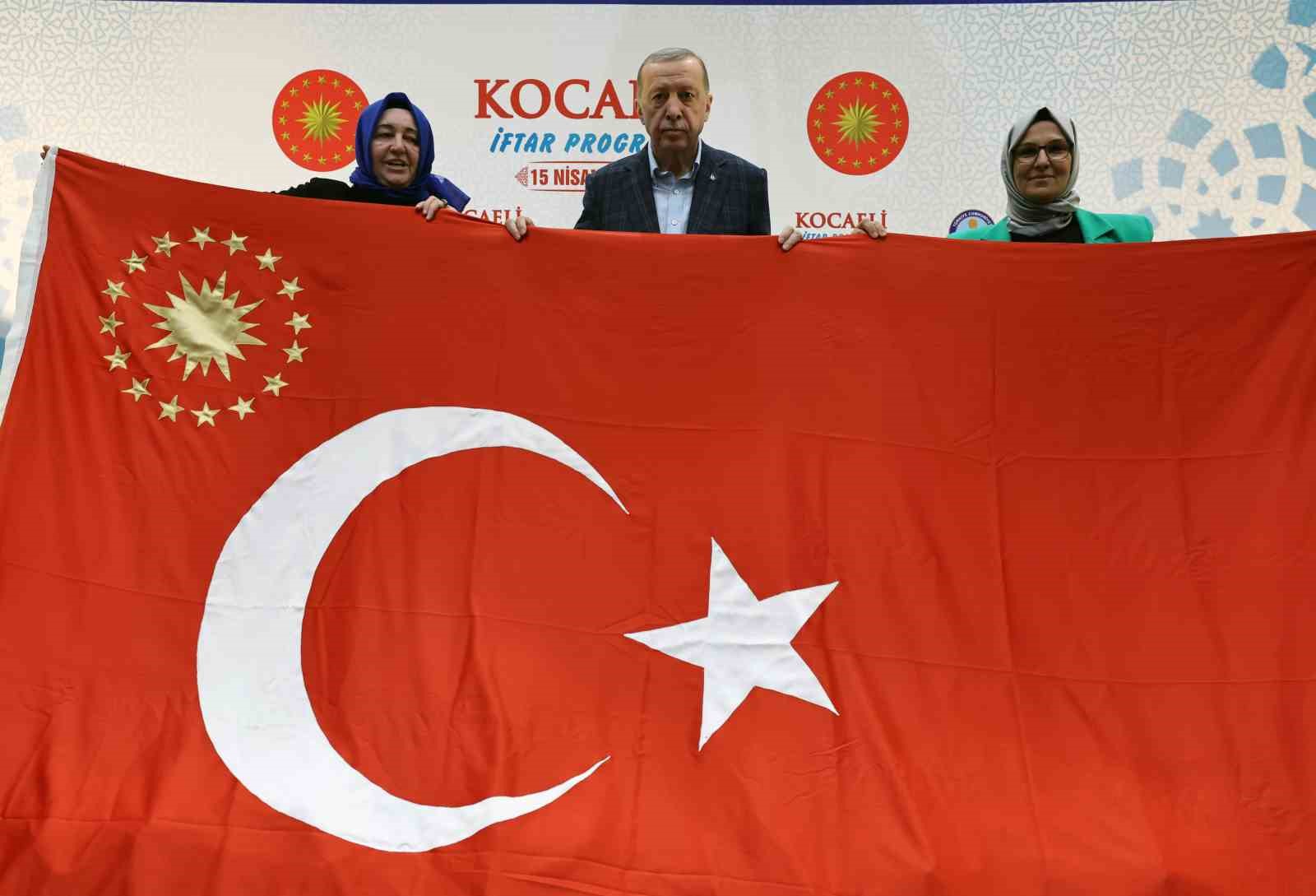 CUMHURBAŞKANI RECEP TAYYİP ERDOĞAN, DEPREMZEDELER İLE KOCAELİ’DE DÜZENLENEN İFTAR PROGRAMINDA