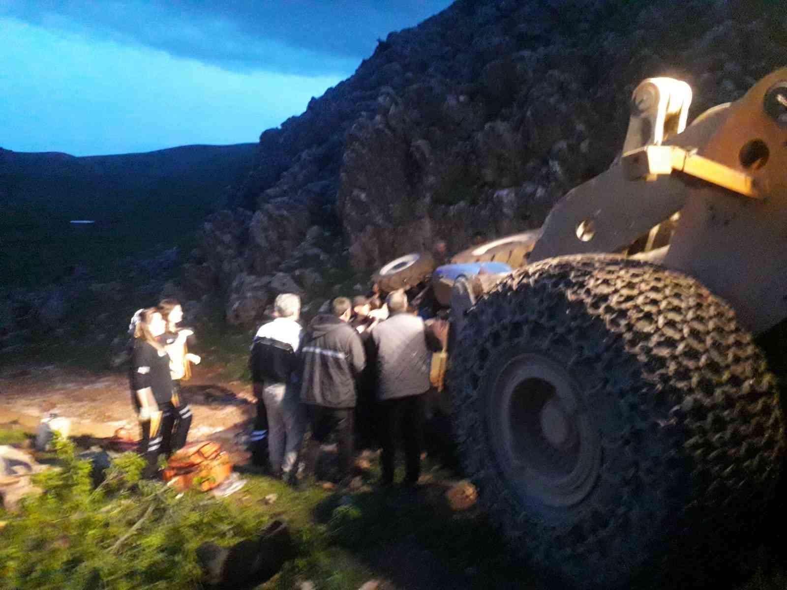 DİYARBAKIR’IN ÇÜNGÜŞ İLÇESİNDE KONTROLDEN ÇIKAN TRAKTÖRÜN UÇURUMA YUVARLANMASI SONUCU 1