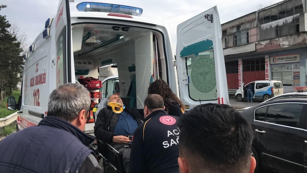 SAKARYA’NIN ERENLER İLÇESİ D-100 KARA YOLUNDA İKİ OTOMOBİLİN ÇARPIŞMASI NETİCESİNDE