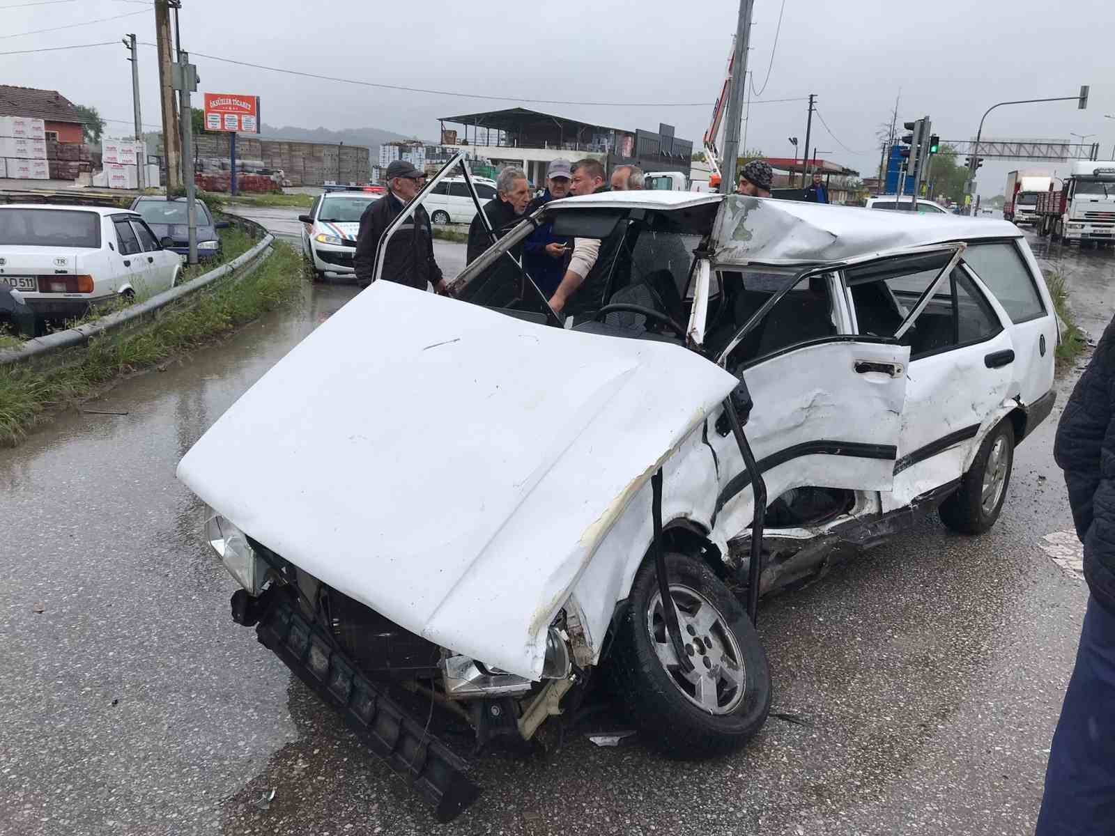 SAKARYA’NIN AKYAZI İLÇESİ D-100 KARA YOLU ÜZERİNDE TIR İLE OTOMOBİLİN