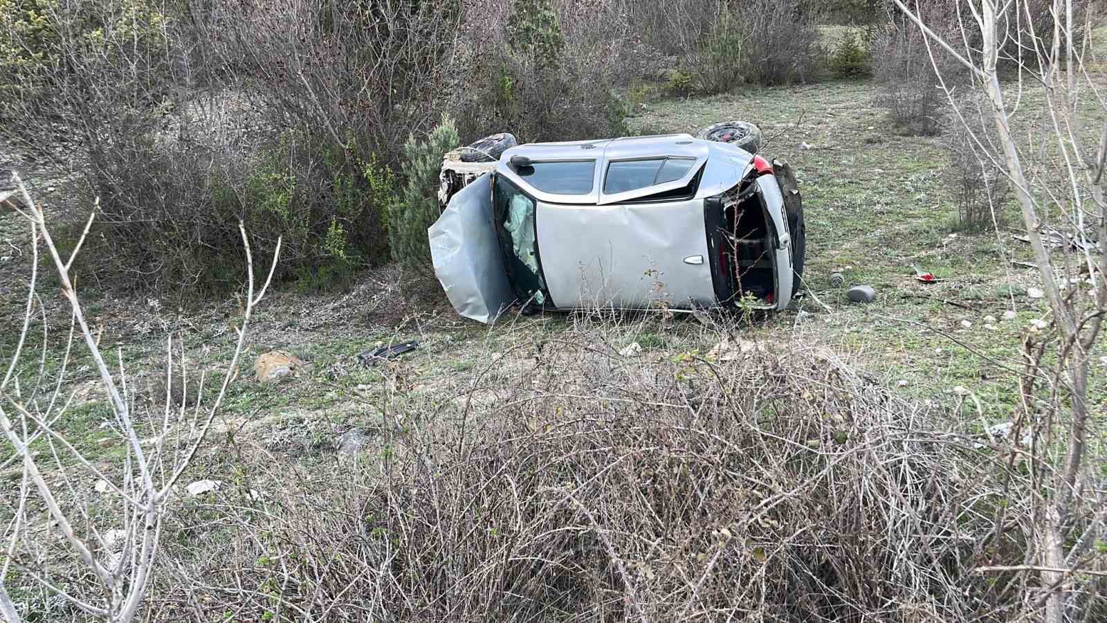 KASTAMONU’NUN TOSYA İLÇESİ D100 KARAYOLU BARİYERLERE ÇARPARAK ŞARAMPOLE YUVARLANAN OTOMOBİLİN