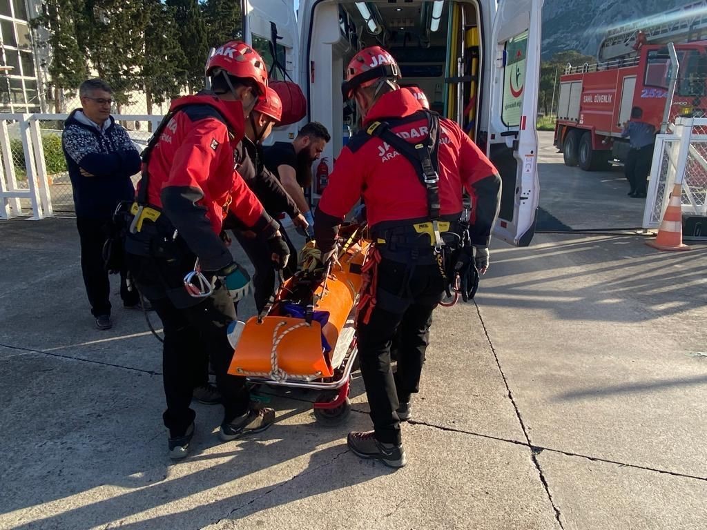 ANTALYA'NIN DÖŞEMEALTI İLÇESİNDE YAMAÇ PARAŞÜTÜ YAPARKEN KAYALIK ALANA DÜŞEN ŞAHIS,
